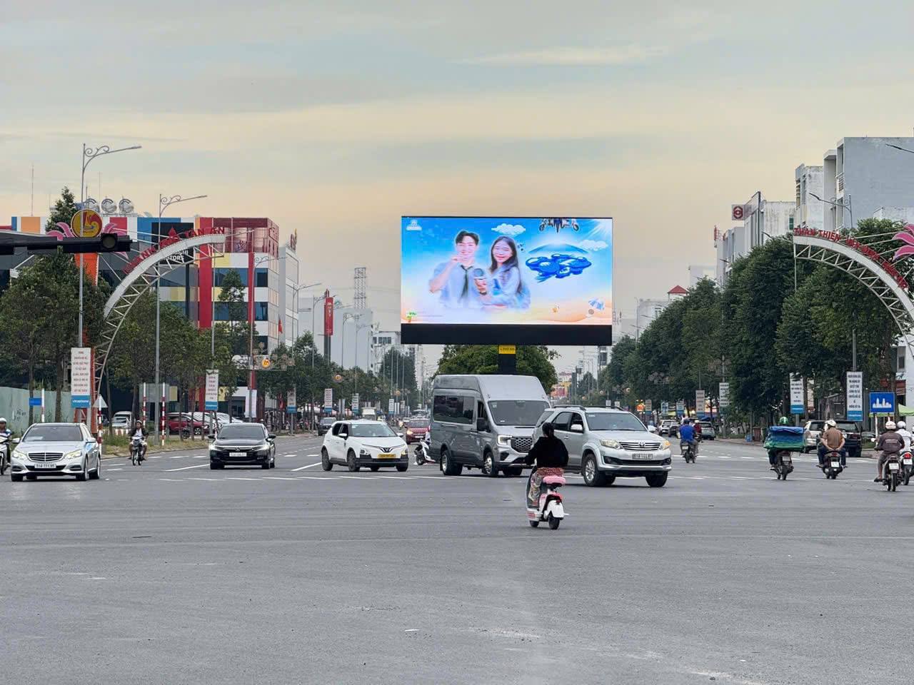 OOH vs DOOH - Quảng cáo ngoài trời